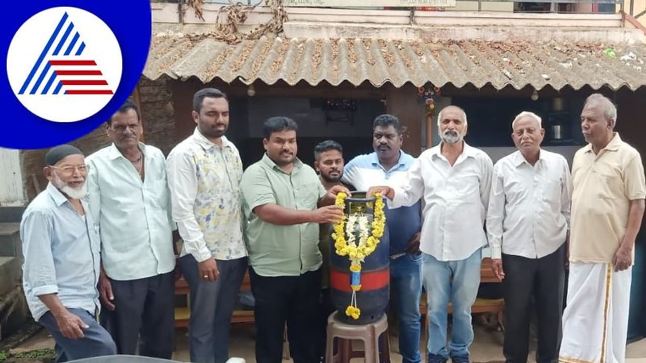 ಗ್ಯಾಸ್ ಬೆಲೆ ಏರಿಕೆ: ಕಾಂಗ್ರೆಸ್ ಮುಖಂಡರ ಮನೆಯ ಮುಂಭಾಗದಲ್ಲಿ‌ ವಿನೂತನ ಪ್ರತಿಭಟನೆ!