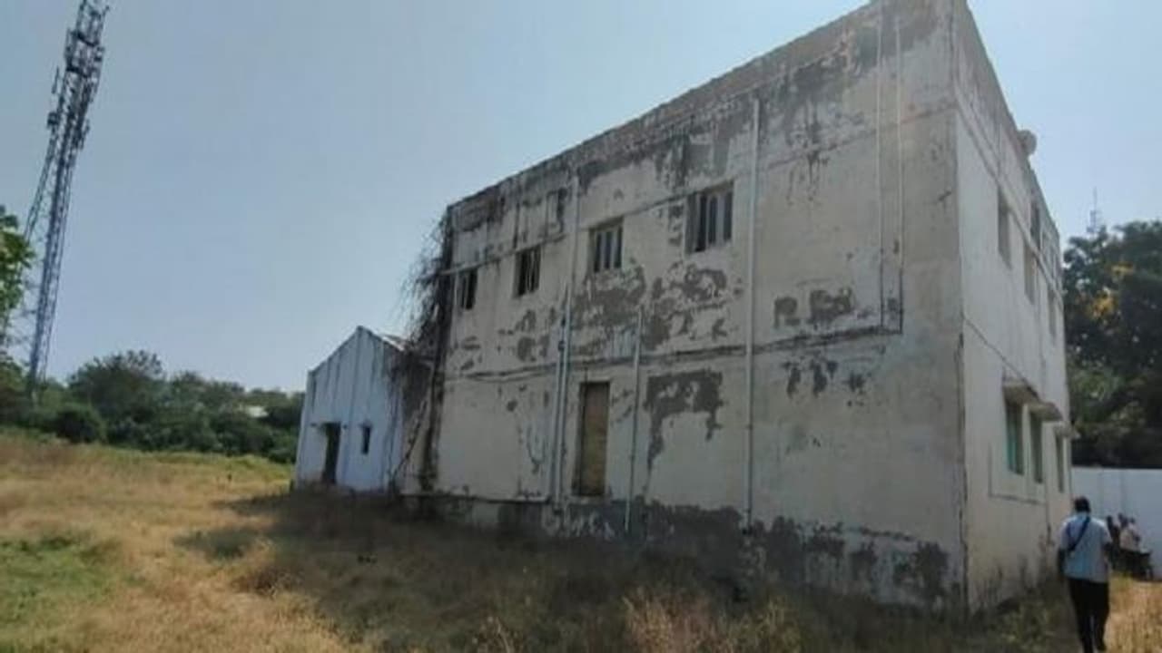 தமிழ்நாட்டையே உலுக்கிய விருதுநகர் பாலியல் வன்கொடுமை.. சம்பவம் நடத்த குடோனில் வைத்து கிடுக்குப்பிடி விசாரணை.. தமிழ்நாட்டையே உலுக்கிய விருதுநகர் பாலியல் வன்கொடுமை.. சம்பவம் நடத்த குடோனில் வைத்து கிடுக்குப்பிடி விசாரணை..