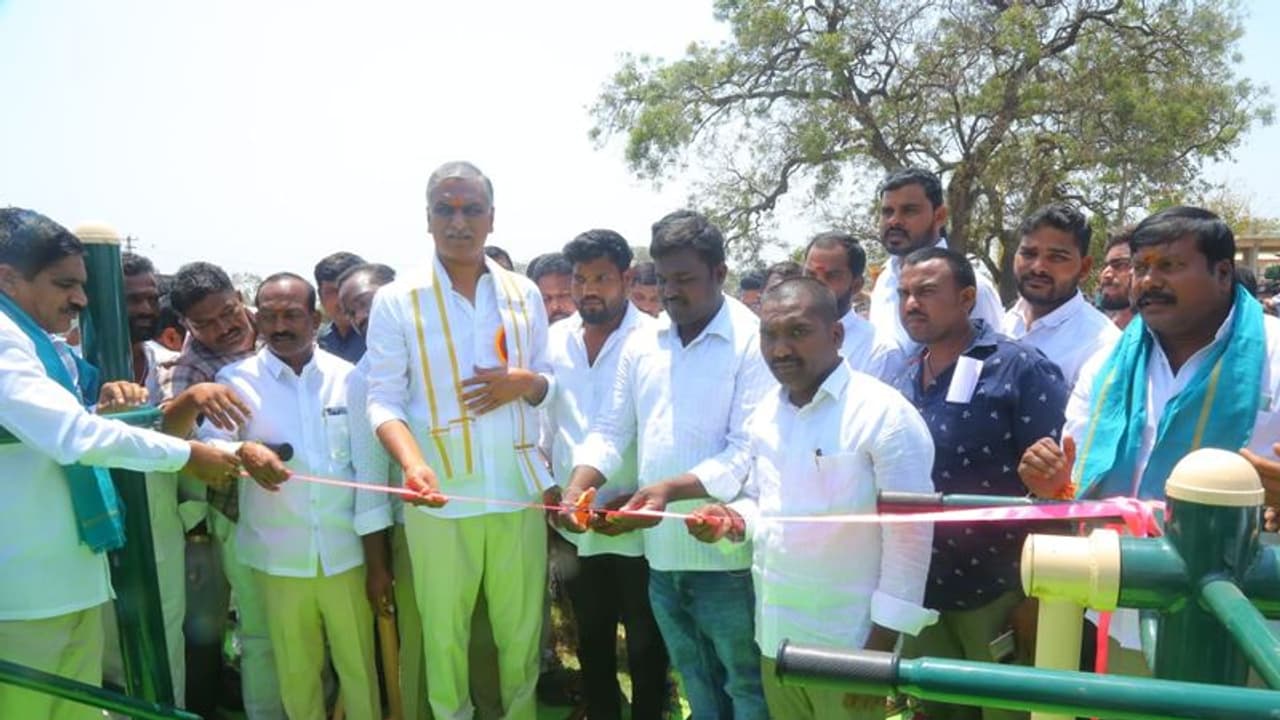 ప్రజల నోట్లో మట్టి కొట్టి సిగ్గు లేకుండా పాదయాత్రలా ? మంత్రి హరీశ్ రావు ప్రజల నోట్లో మట్టి కొట్టి సిగ్గు లేకుండా పాదయాత్రలా ? మంత్రి హరీశ్ రావు