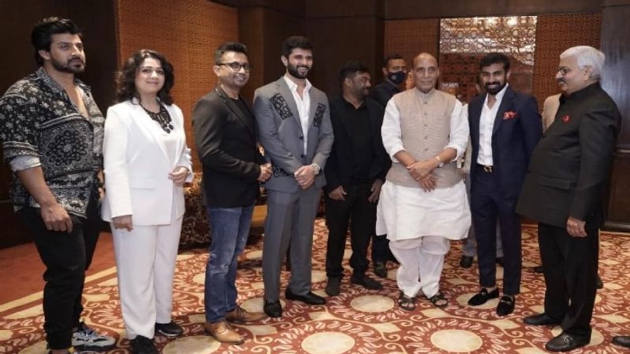 JGM Team : రక్షణ మంత్రి రాజ్నాథ్ సింగ్ని కలిసిన విజయ్ దేవరకొండ, పూరి.. ‘జేజీఎం’ మూవీని తెలియజేసిన టీం.. JGM Team : రక్షణ మంత్రి రాజ్నాథ్ సింగ్ని కలిసిన విజయ్ దేవరకొండ, పూరి.. ‘జేజీఎం’ మూవీని తెలియజేసిన టీం..