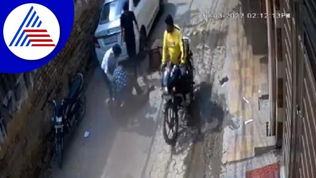 ಇದೆಂತಹಾ ಸೇಡು? ಅಸ್ವಸ್ಥ ವೃದ್ಧನ ಮೇಲೆ ಕಾರು ಹರಿಸಿದ ಪಕ್ಕದ ಮನೆ ಯುವಕ: ವೈರಲ್ ಆಯ್ತು ವಿಡಿಯೋ!