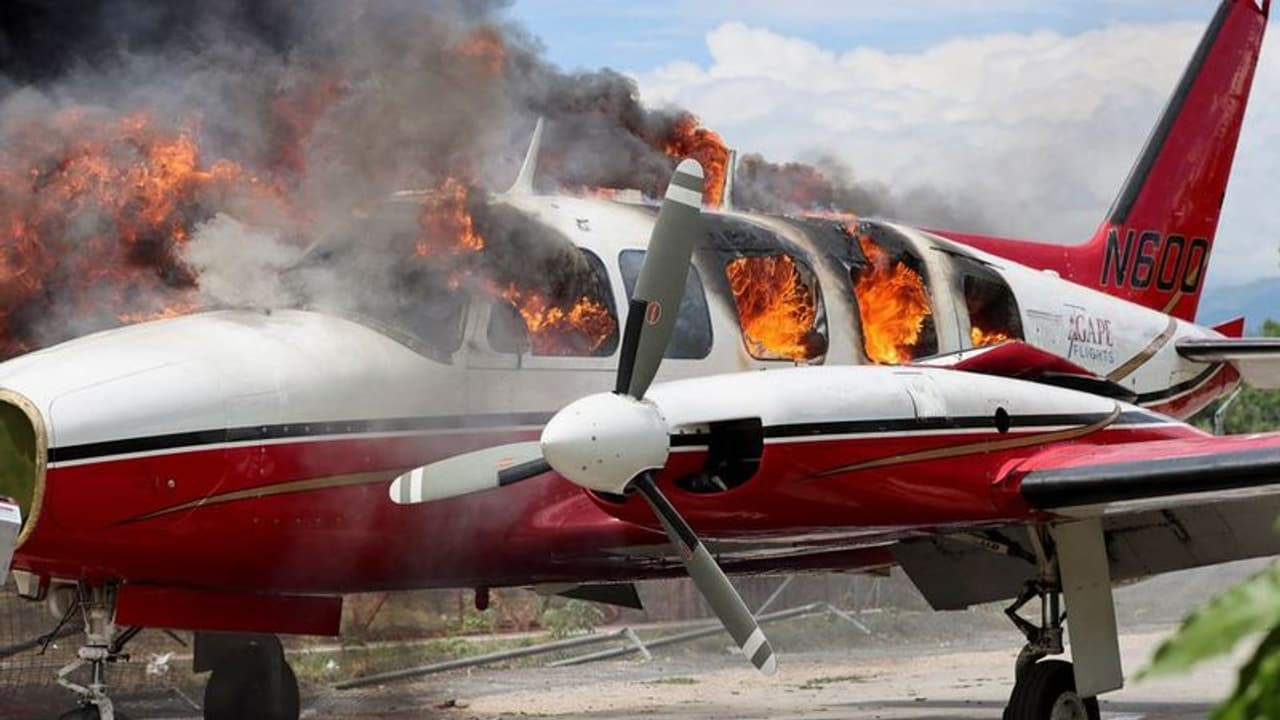 വിമാനത്താവളത്തില് നിര്ത്തിയിട്ട വിമാനം നടുറോഡിലേക്ക് തള്ളി തീയിട്ട് കത്തിച്ചു! വിമാനത്താവളത്തില് നിര്ത്തിയിട്ട വിമാനം നടുറോഡിലേക്ക് തള്ളി തീയിട്ട് കത്തിച്ചു!