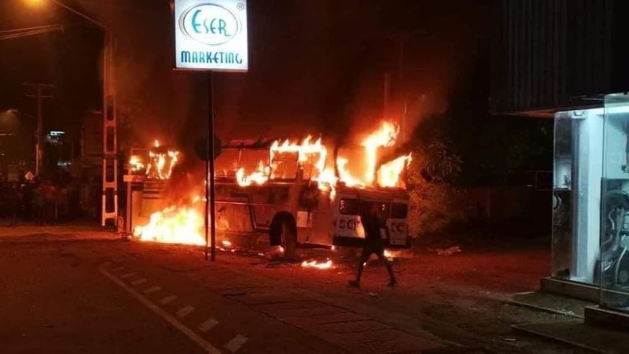 महंगाई से पस्त श्रीलंका में वॉट्सऐप, ट्विटर, इंस्टाग्राम जैसे प्लेटफॉर्म ब्लॉक, इमरजेंसी बाद भी प्रदर्शन जारी