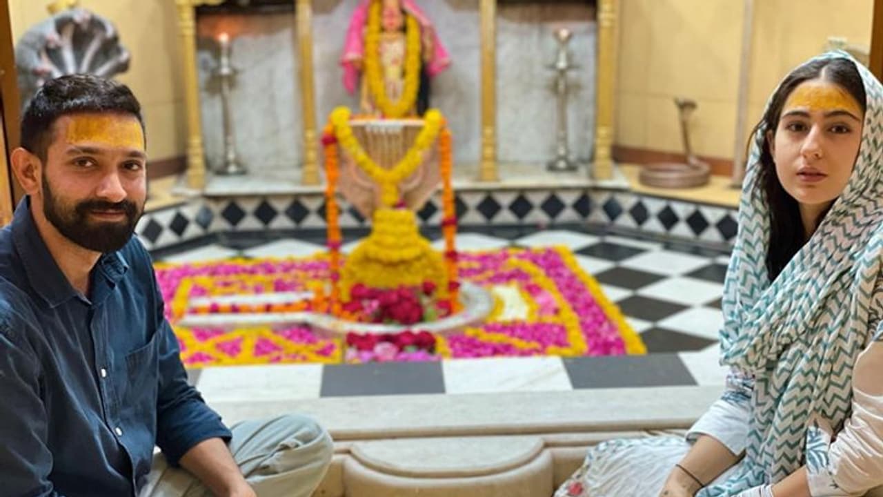 चंदन का तिलक और बिना मेकअप दिखी सारा अली खान, विक्रांत मैसी संग गुजरात में किए भोलेनाथ के दर्शन चंदन का तिलक और बिना मेकअप दिखी सारा अली खान, विक्रांत मैसी संग गुजरात में किए भोलेनाथ के दर्शन