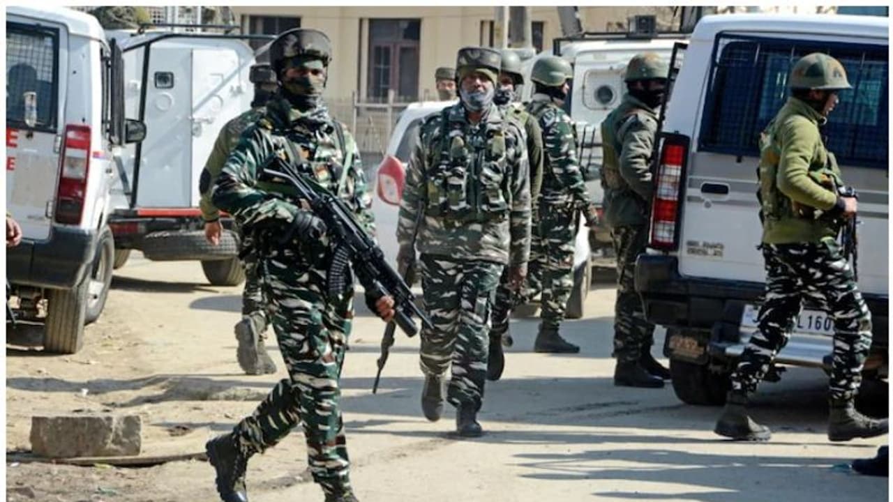 ജമ്മു കശ്മീരിൽ ഏറ്റുമുട്ടൽ; ഒരു ഭീകരനെ വധിച്ചു, ഏറ്റുമുട്ടൽ തുടരുന്നു ജമ്മു കശ്മീരിൽ ഏറ്റുമുട്ടൽ; ഒരു ഭീകരനെ വധിച്ചു, ഏറ്റുമുട്ടൽ തുടരുന്നു