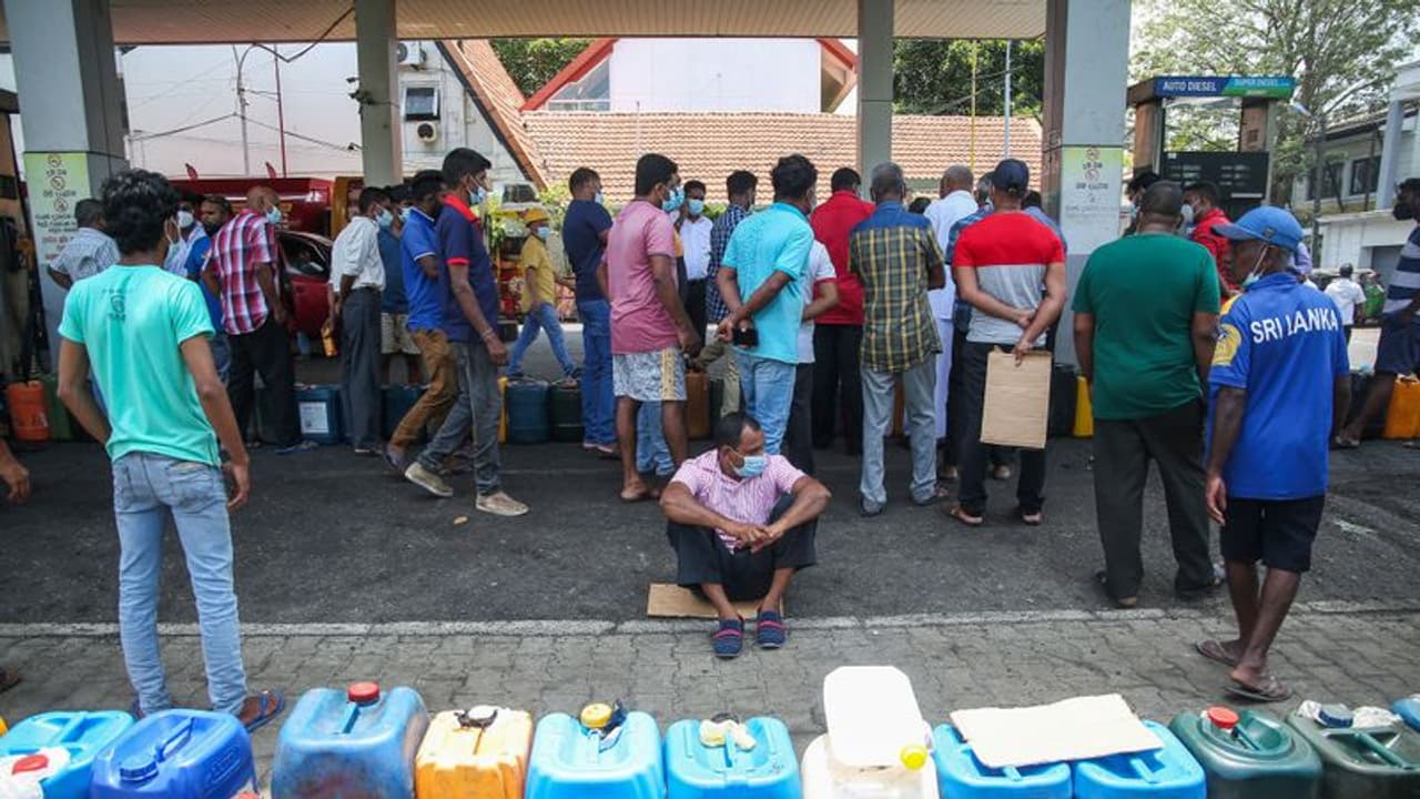 ശ്രീലങ്കയ്ക്ക് ഇന്ത്യയുടെ സഹായം, 24 മണിക്കൂറിനുള്ളിൽ എത്തിച്ചത് 74,000 ടൺ ഇന്ധനം ശ്രീലങ്കയ്ക്ക് ഇന്ത്യയുടെ സഹായം, 24 മണിക്കൂറിനുള്ളിൽ എത്തിച്ചത് 74,000 ടൺ ഇന്ധനം