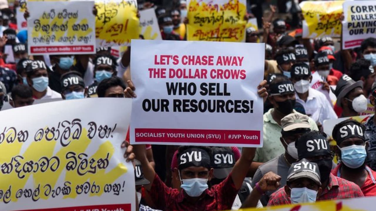 sri lanka economic crisis: சோதனைக்கு மேல் சோதனையா! இலங்கையில் கடனுக்கான வட்டி வீதம் இரு மடங்காக அதிகரிப்பு sri lanka economic crisis: சோதனைக்கு மேல் சோதனையா! இலங்கையில் கடனுக்கான வட்டி வீதம் இரு மடங்காக அதிகரிப்பு