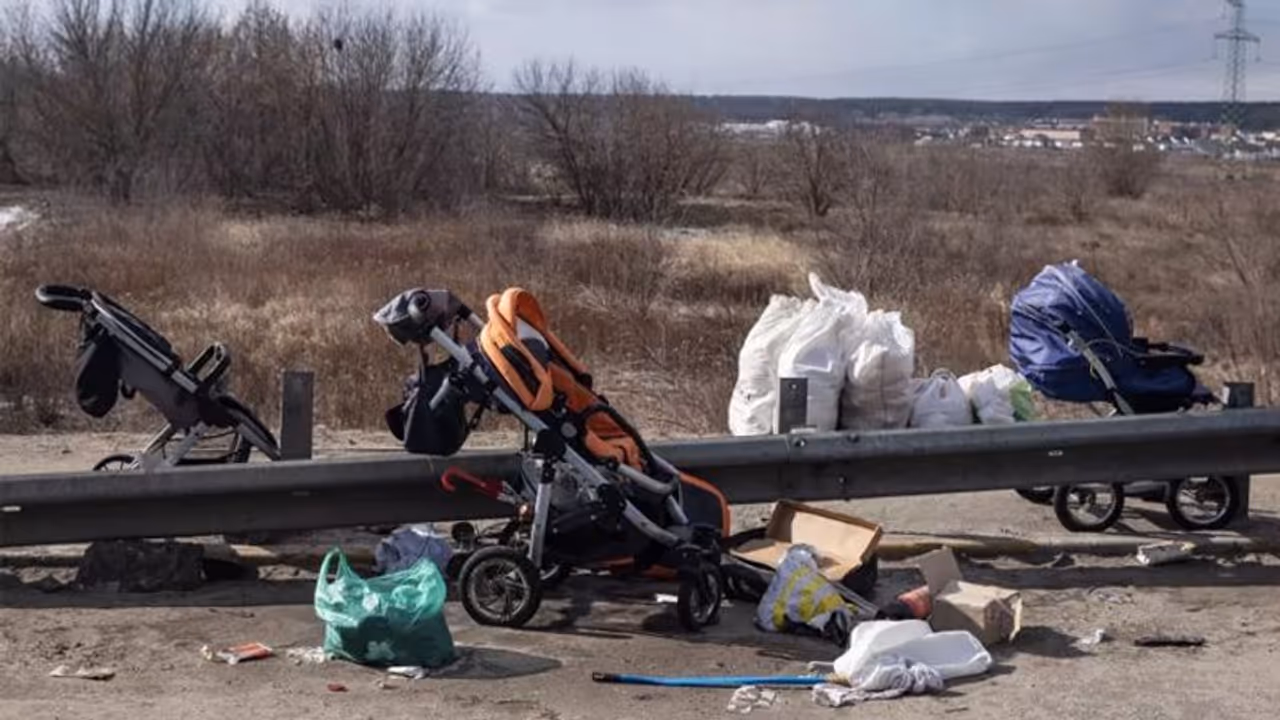 Russia Ukraine War: रूस ने यूक्रेन के 15 एयरपोर्ट किए तबाह, 1300 से अधिक मिसाइलें दागीं Russia Ukraine War: रूस ने यूक्रेन के 15 एयरपोर्ट किए तबाह, 1300 से अधिक मिसाइलें दागीं