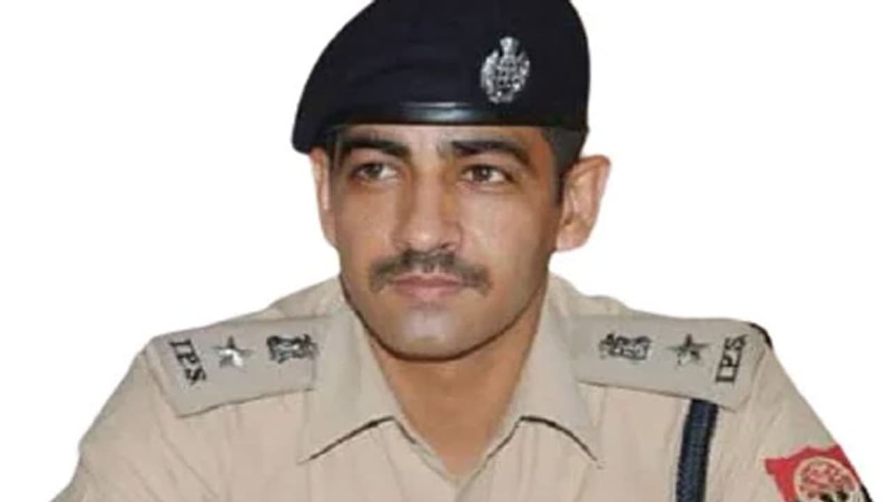 सोनभद्र डीएम के बाद गाजियाबाद एसएसपी पर गिरी गाज, आईपीएस पवन कुमार निलंबित सोनभद्र डीएम के बाद गाजियाबाद एसएसपी पर गिरी गाज, आईपीएस पवन कुमार निलंबित