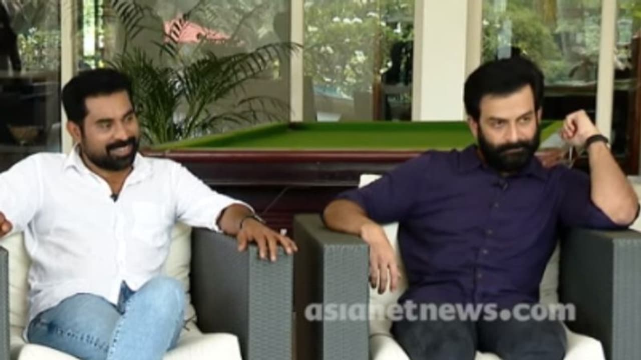 Prithviraj : 'ഞാനാണോ നിങ്ങളാണോ പൃഥ്വിരാജ്?', രാജു ചോദിച്ചതിനെ കുറിച്ച് സുരാജ് Prithviraj : 'ഞാനാണോ നിങ്ങളാണോ പൃഥ്വിരാജ്?', രാജു ചോദിച്ചതിനെ കുറിച്ച് സുരാജ്