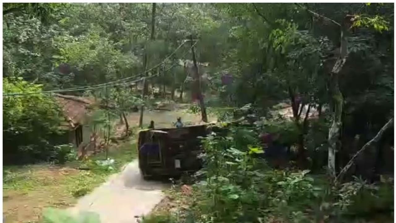 കൊല്ലത്ത് സ്കൂള് വാന് മറിഞ്ഞു; അപകടം കയറ്റം കയറുന്നതിനിടെ, ആര്ക്കും ഗുരുതര പരിക്കില്ല കൊല്ലത്ത് സ്കൂള് വാന് മറിഞ്ഞു; അപകടം കയറ്റം കയറുന്നതിനിടെ, ആര്ക്കും ഗുരുതര പരിക്കില്ല