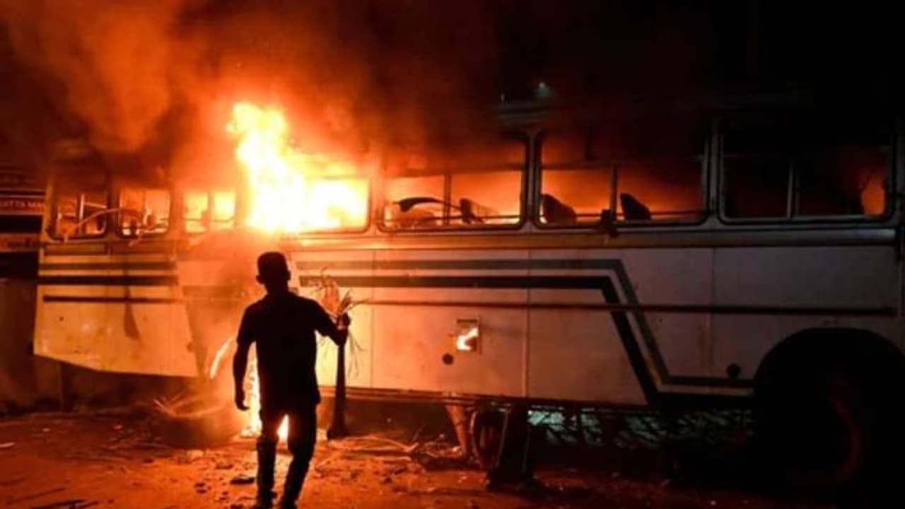 பொருளாதார நெருக்கடி.. இலங்கை அதிபர் வீட்டின் முன் வன்முறை.. 45 பேர் கைது..! பொருளாதார நெருக்கடி.. இலங்கை அதிபர் வீட்டின் முன் வன்முறை.. 45 பேர் கைது..!