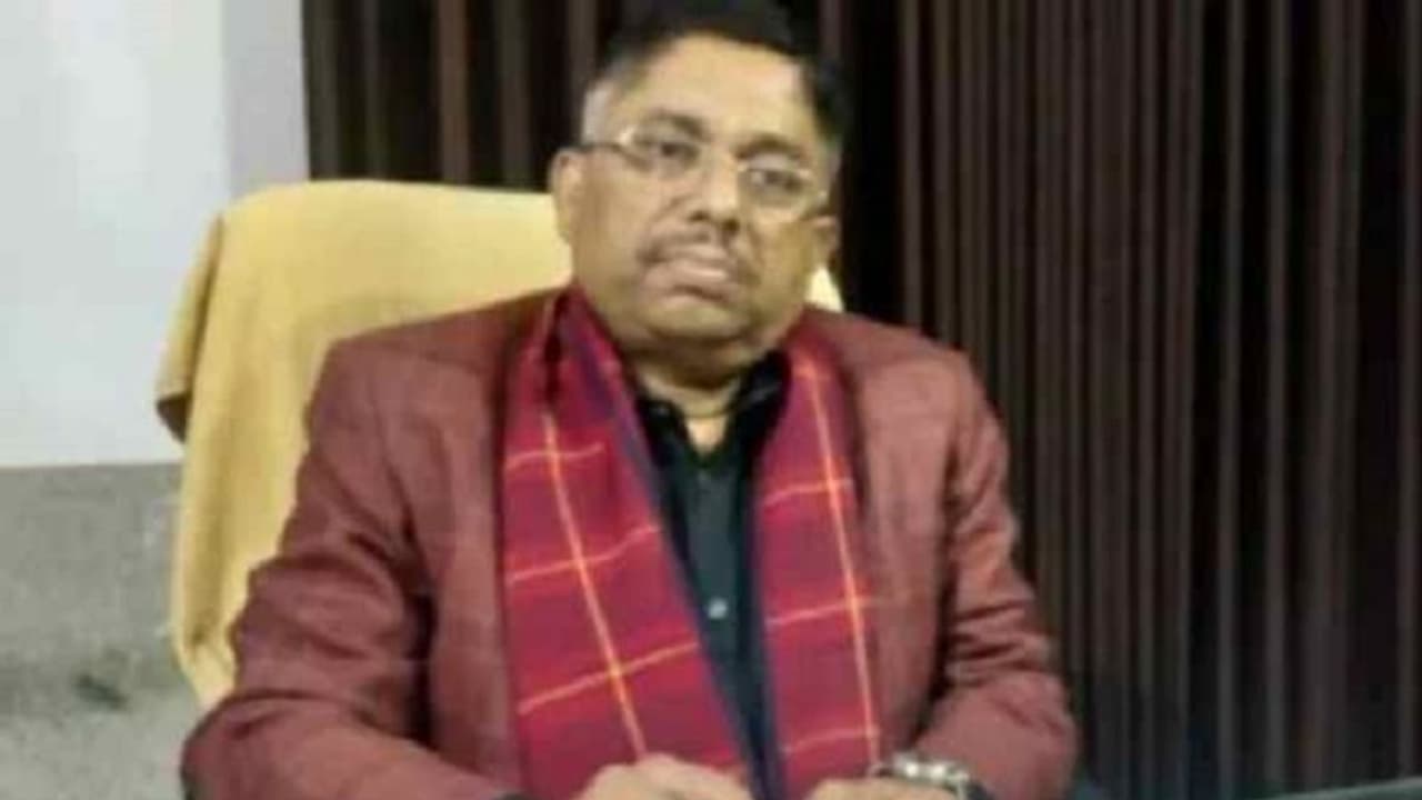 कौन है यूपी बोर्ड 12वीं का इंग्लिश पेपर लीक का मास्टर माइंड ब्रजेश मिश्रा, एक अधिकारी जो निकला 'धनकुबेर' कौन है यूपी बोर्ड 12वीं का इंग्लिश पेपर लीक का मास्टर माइंड ब्रजेश मिश्रा, एक अधिकारी जो निकला 'धनकुबेर'