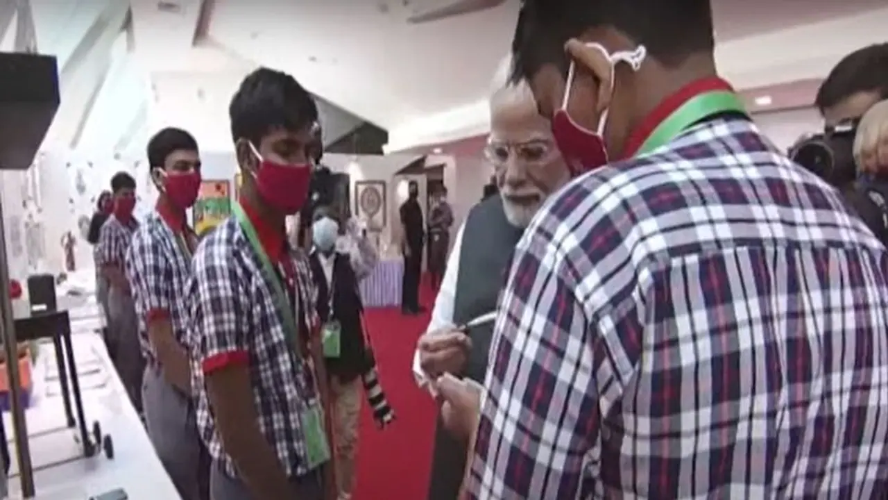 कौन है वो छात्र जिसका पीएम मोदी ने लिया ऑटोग्राफ, लड़के ने ऐसी चीज बनाई की पीएम ने मांग कर जेब में रख लिया