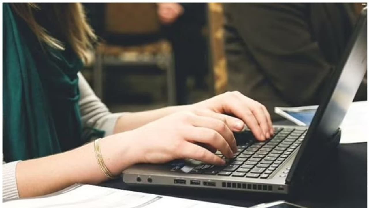 വിദ്യാകിരണം പദ്ധതിയിൽ 477 ലാപ്ടോപ്പുകൾ വിതരണം ചെയ്തു വിദ്യാകിരണം പദ്ധതിയിൽ 477 ലാപ്ടോപ്പുകൾ വിതരണം ചെയ്തു