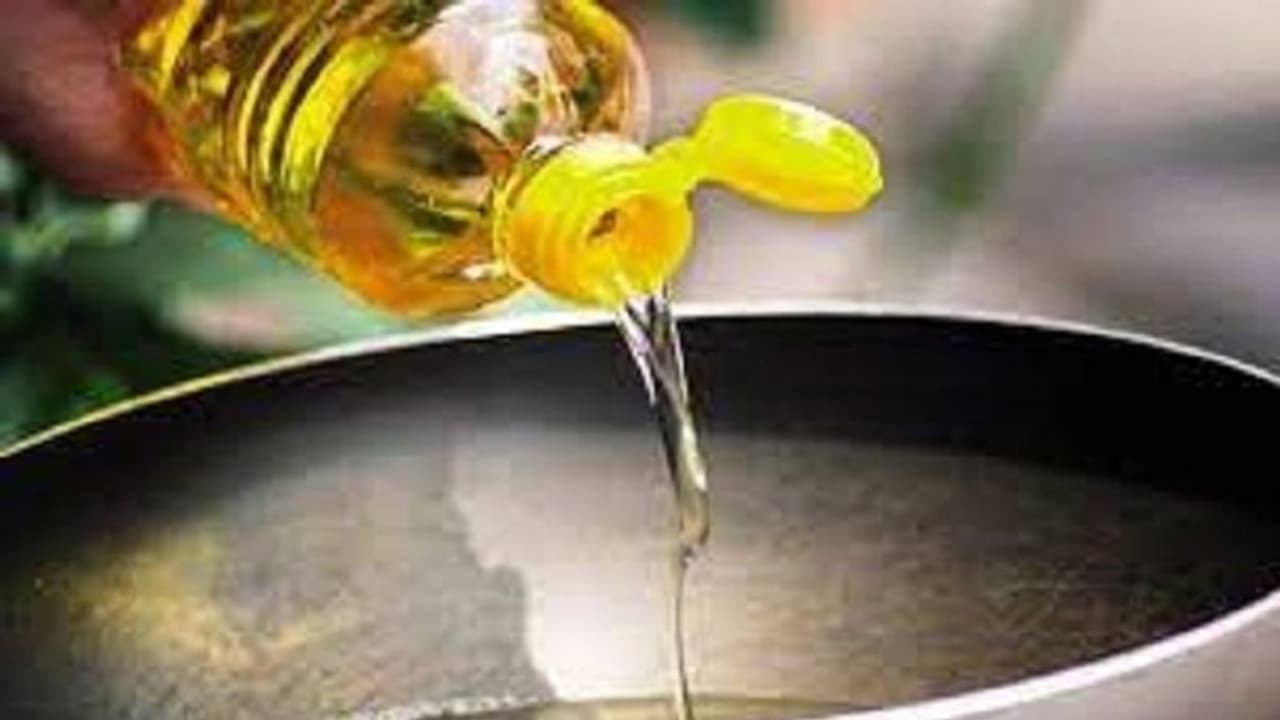 Effect of Russia Ukraine war:మరింత ఖరీదైనదిగా ఎడిబుల్ ఆయిల్.. తగ్గనున్న సన్ ఫ్లవర్ నూనె సరఫరా.. Effect of Russia Ukraine war:మరింత ఖరీదైనదిగా ఎడిబుల్ ఆయిల్.. తగ్గనున్న సన్ ఫ్లవర్ నూనె సరఫరా..