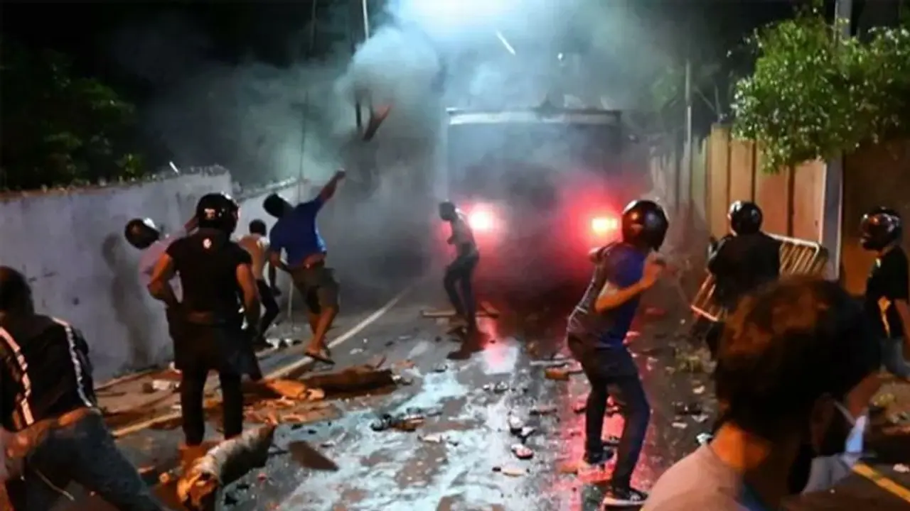 Sri Lanka Crisis ಹಿಂಸಾಚಾರಕ್ಕೆ ತಿರುಗಿದ ಶ್ರೀಲಂಕನ್ನರ ಪ್ರತಿಭಟನೆ, ಸೇನಾ ವಾಹನಕ್ಕೆ ಬೆಂಕಿ! Sri Lanka Crisis ಹಿಂಸಾಚಾರಕ್ಕೆ ತಿರುಗಿದ ಶ್ರೀಲಂಕನ್ನರ ಪ್ರತಿಭಟನೆ, ಸೇನಾ ವಾಹನಕ್ಕೆ ಬೆಂಕಿ!