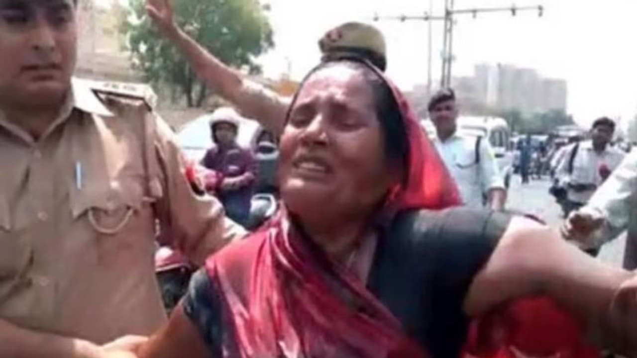 भाजपा सरकार बनने के बाद फिर शुरू हुआ आत्मदाह का सिलसिला, गोसाईगंज पुलिस पर गंभीर आरोप भाजपा सरकार बनने के बाद फिर शुरू हुआ आत्मदाह का सिलसिला, गोसाईगंज पुलिस पर गंभीर आरोप