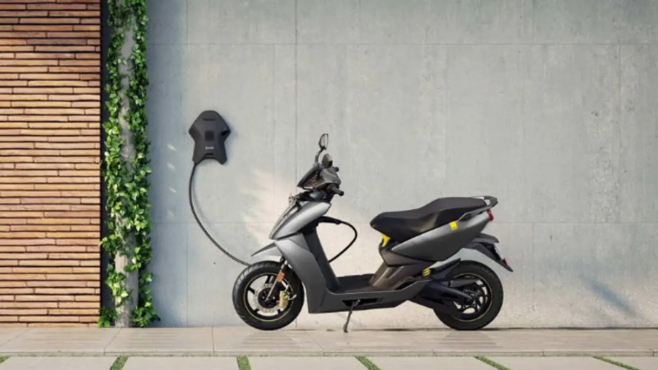 तेलंगाना के बाद अब आंध्र प्रदेश में इलेक्ट्रिक बाइक की बैट्री फटी, पति की मौत, पत्नी व दो बच्चे गंभीर तेलंगाना के बाद अब आंध्र प्रदेश में इलेक्ट्रिक बाइक की बैट्री फटी, पति की मौत, पत्नी व दो बच्चे गंभीर