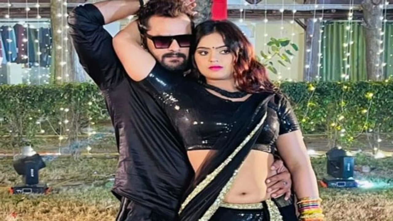 इज्जत बचाने का मिला जबरदस्त गिफ्टः खेसारी लाल यादव को एक्ट्रेस ने दिया जबरदस्त Kiss, देखें Video