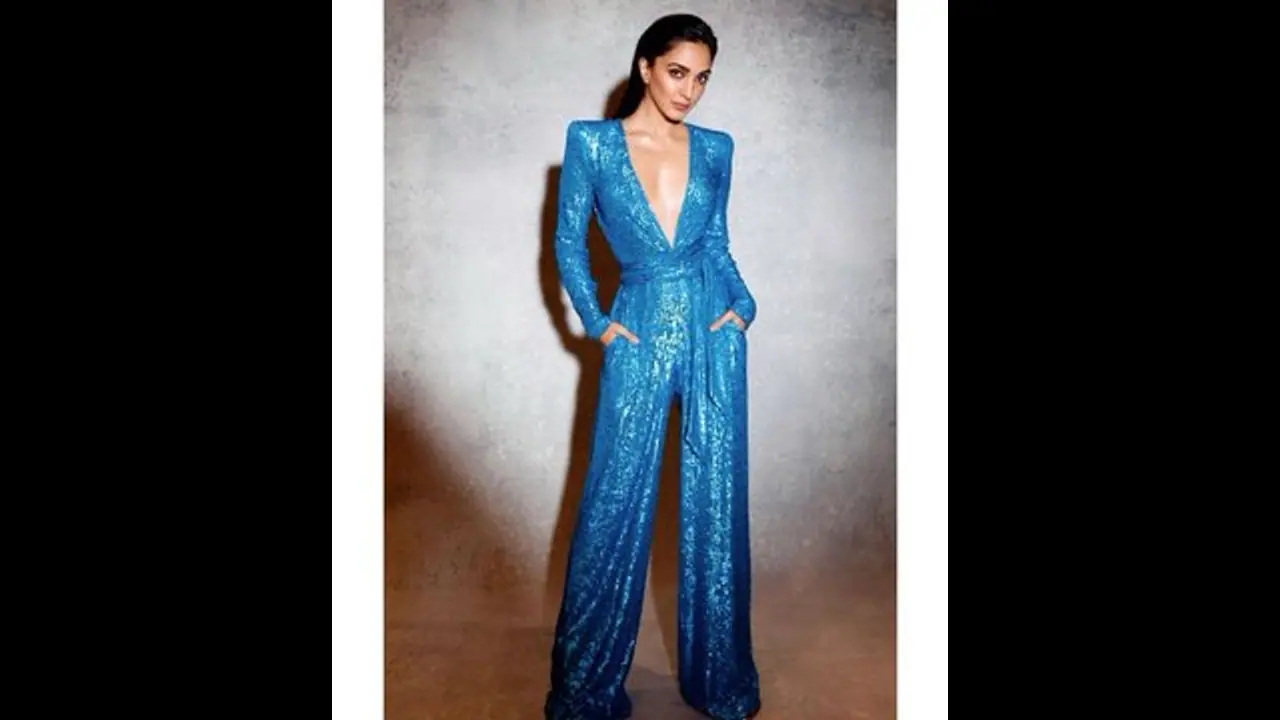 রেড কার্পেটে নীল পরী হয়ে ঝড় তুললেন কিয়ারা, উন্মুক্ত বক্ষ বিভাজিকায় বুঁদ নেটদুনিয়া