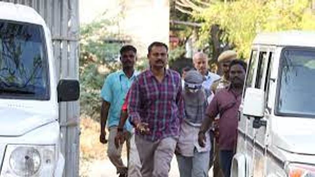 எங்களை தனித்தனியாக அழைத்து பலாத்காரம் செய்தார்.. விருதுநகர் இளம்பெண்ணுக்கு எதிராக சிறுவன் பகீர் புகார்.! எங்களை தனித்தனியாக அழைத்து பலாத்காரம் செய்தார்.. விருதுநகர் இளம்பெண்ணுக்கு எதிராக சிறுவன் பகீர் புகார்.!