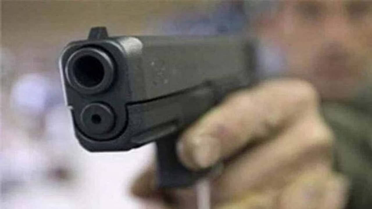 भाजपा नेता के पुत्र ने अपने ही बेटे को मारी गोली, जांच में जुटी पुलिस की टीम भाजपा नेता के पुत्र ने अपने ही बेटे को मारी गोली, जांच में जुटी पुलिस की टीम