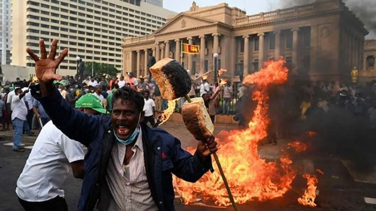 সব মন্ত্রীদের পদত্যাগ, শ্রীলঙ্কায় আর্থিক সংকট কাটাতে নয়া চাল রাজাপক্ষের সব মন্ত্রীদের পদত্যাগ, শ্রীলঙ্কায় আর্থিক সংকট কাটাতে নয়া চাল রাজাপক্ষের