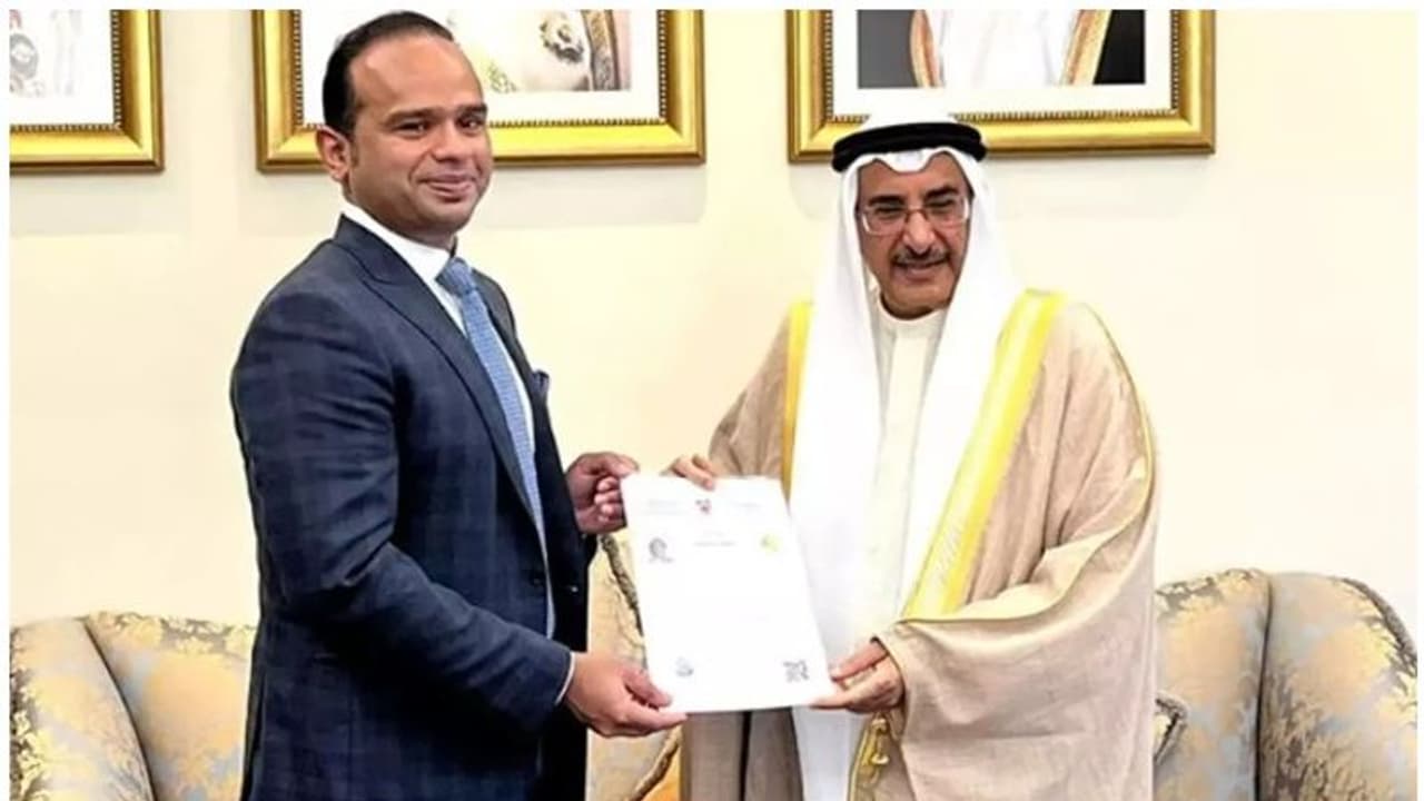 ലുലു ഫിനാൻഷ്യൽ ഗ്രൂപ്പ് മാനേജിങ് ഡയറക്ടർ അദീബ് അഹമ്മദിന് ബഹ്റൈൻ ഗോൾഡൻ വിസ ലുലു ഫിനാൻഷ്യൽ ഗ്രൂപ്പ് മാനേജിങ് ഡയറക്ടർ അദീബ് അഹമ്മദിന് ബഹ്റൈൻ ഗോൾഡൻ വിസ