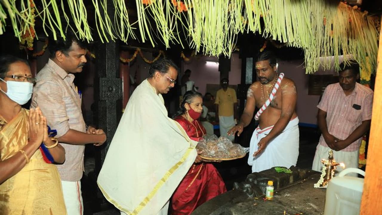 ജമീല 'ചക്കര' സമർപ്പിച്ചു, മനു മൈക്കിൾ എണ്ണയും; മത സൗഹാര്‍ദ്ദ സന്ദേശവുമായി ഒരു ക്ഷേത്ര മഹോത്സവം