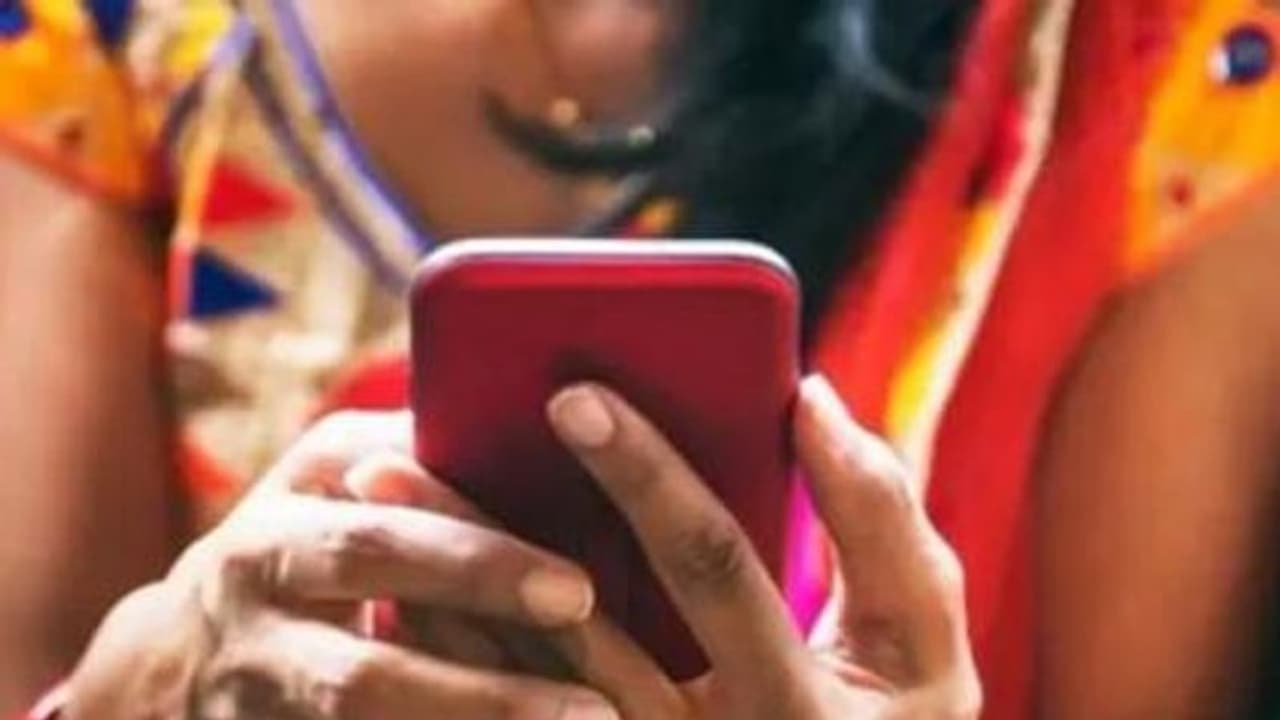 பக்கத்து வீட்டு ஆண்டியின் நிர்வாணப் படம்.. இன்ஸ்டாவில் கணவனை போல் நடித்து கலெக்ஷன் செய்த சைகோ இளைஞன்.. பக்கத்து வீட்டு ஆண்டியின் நிர்வாணப் படம்.. இன்ஸ்டாவில் கணவனை போல் நடித்து கலெக்ஷன் செய்த சைகோ இளைஞன்..