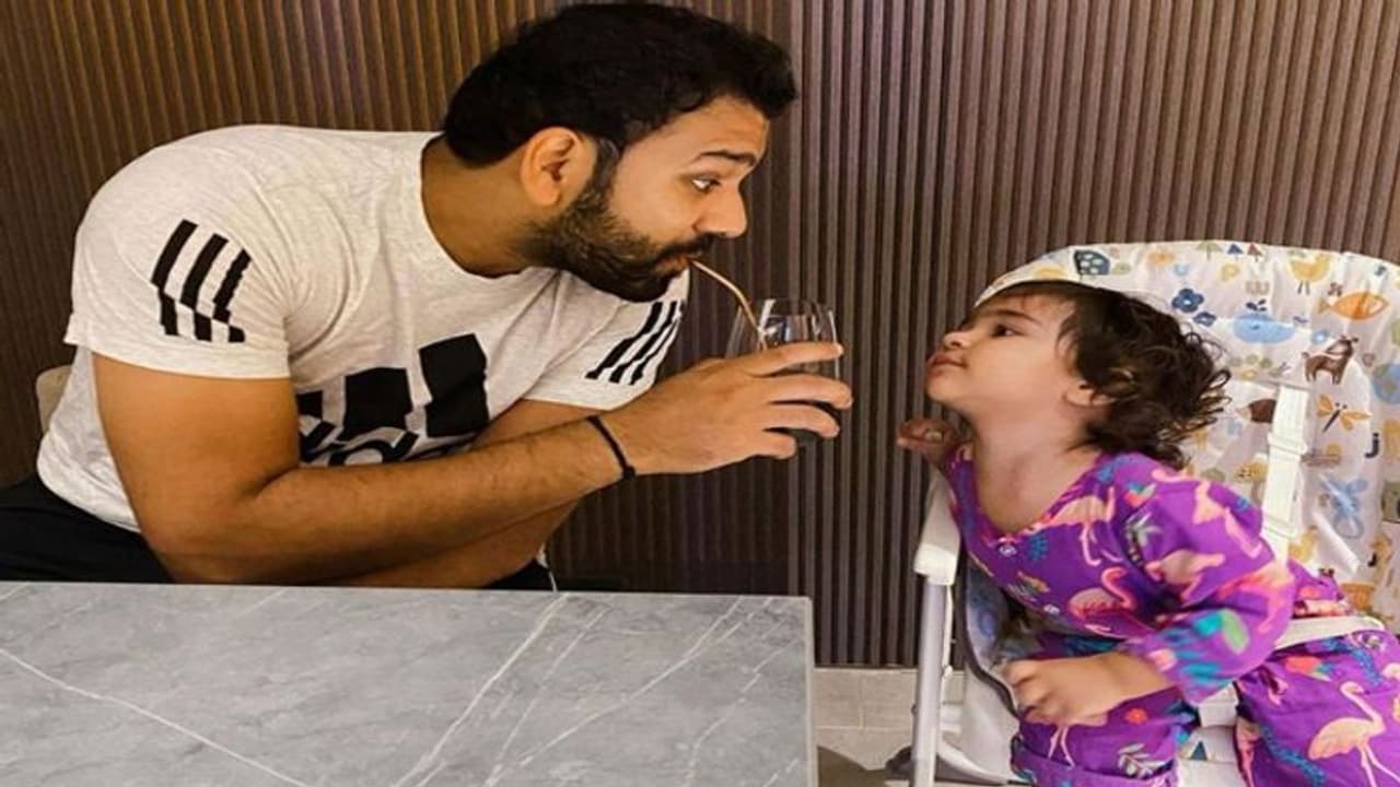 డాడీకి కోవిడ్ వచ్చింది, ఫుల్లీ వన్ మంత్ రెస్ట్ కావాలి... రోహిత్ శర్మ కూతురు సమైరా క్యూట్ కామెంట్స్... డాడీకి కోవిడ్ వచ్చింది, ఫుల్లీ వన్ మంత్ రెస్ట్ కావాలి... రోహిత్ శర్మ కూతురు సమైరా క్యూట్ కామెంట్స్...