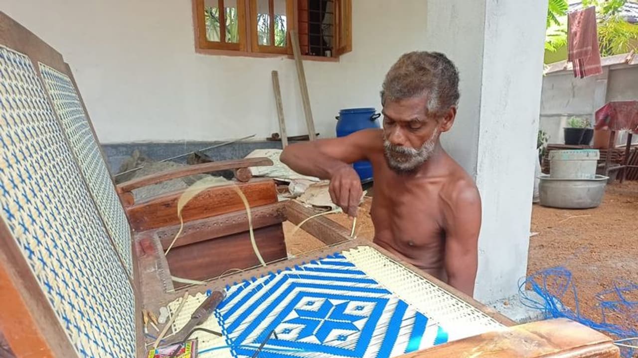 പരമ്പരാഗത തൊഴിൽ കൈവിട്ടില്ല; പ്ലാസ്റ്റിക്ക് 'വരിച്ചിലി'ൽ ഉപജീവനം തേടുകയാണ് ഗോപകുമാർ പരമ്പരാഗത തൊഴിൽ കൈവിട്ടില്ല; പ്ലാസ്റ്റിക്ക് 'വരിച്ചിലി'ൽ ഉപജീവനം തേടുകയാണ് ഗോപകുമാർ