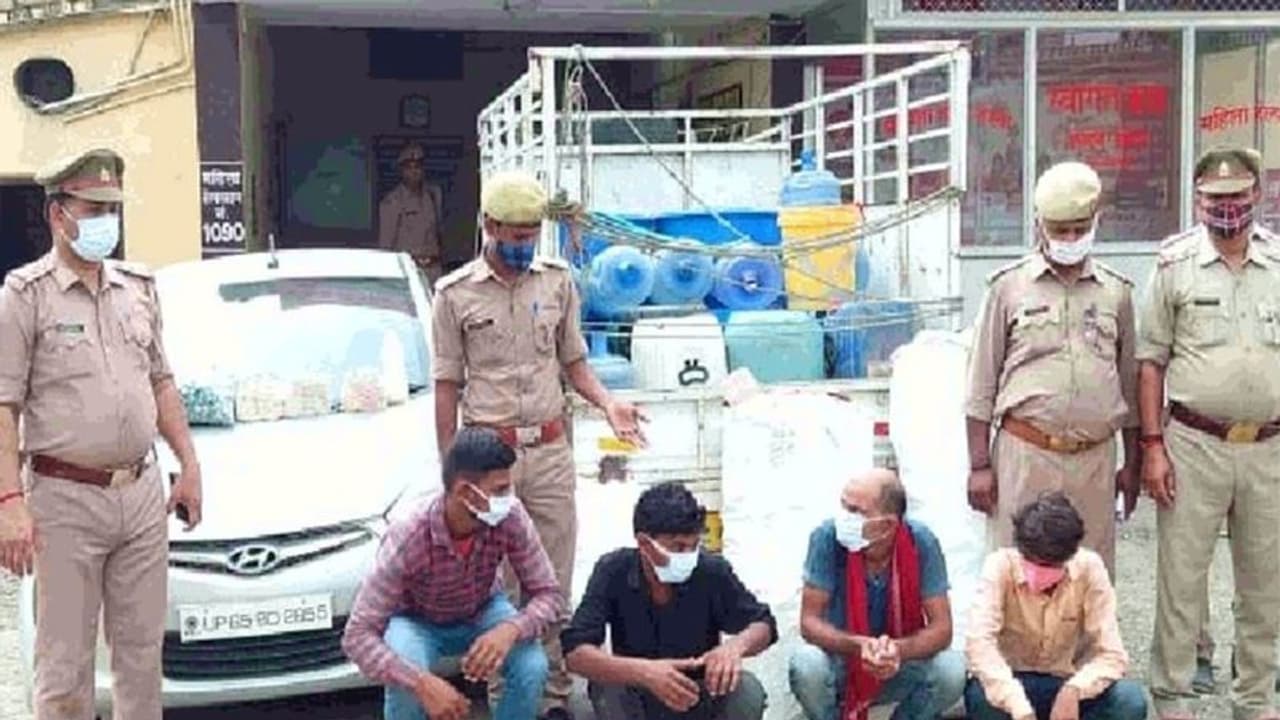 चंदौली में देसी शराब बनाने वाली अवैध फैक्ट्री का पर्दाफाश, आरोपियों को पुलिस ने किया गिरफ्तार