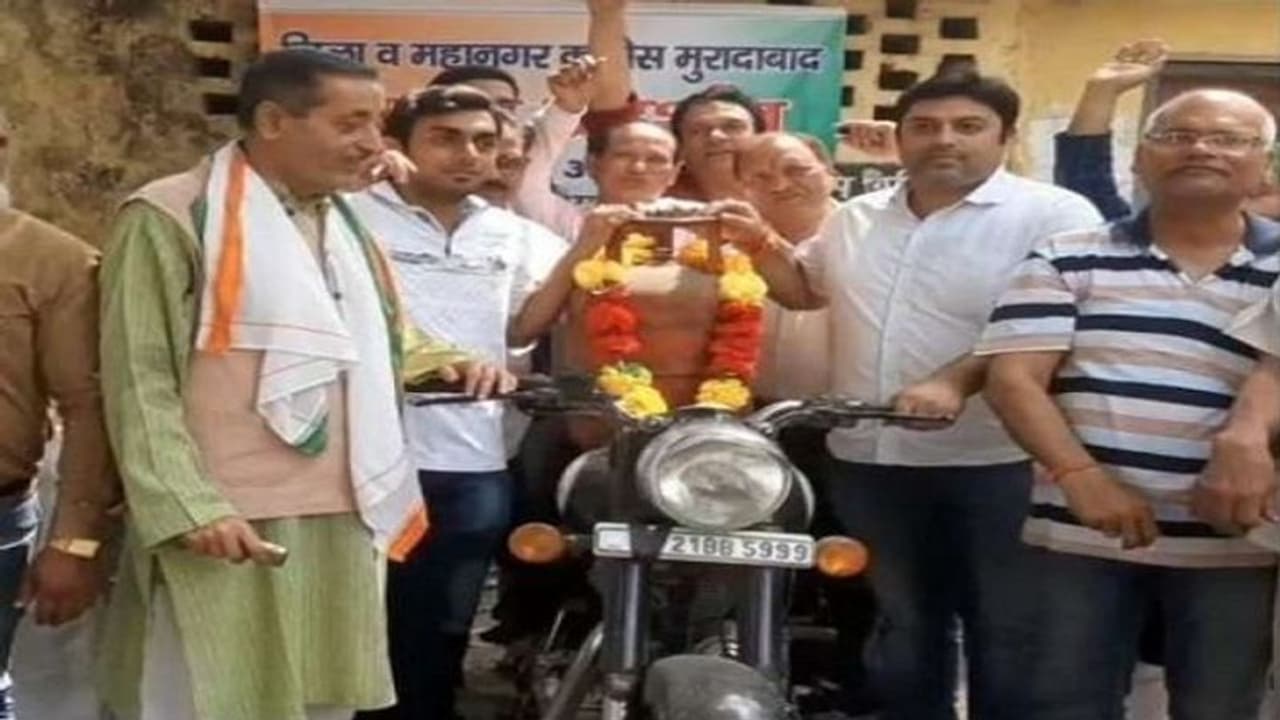मंहगाई के विरोध में कांग्रेसियों ने किया अनोखा प्रदर्शन, बाइक पर गैस सिलेंडर रख सरकार के खिलाफ की नारेबाजी