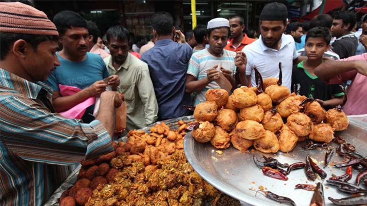 ramadan 2022: 2 ஆண்டுகளுக்குப்பின் மும்பையில் களைகட்டும் ரம்ஜான் பஜார்: உணவுப் பிரியர்களின் சொர்க்கம் ramadan 2022: 2 ஆண்டுகளுக்குப்பின் மும்பையில் களைகட்டும் ரம்ஜான் பஜார்: உணவுப் பிரியர்களின் சொர்க்கம்