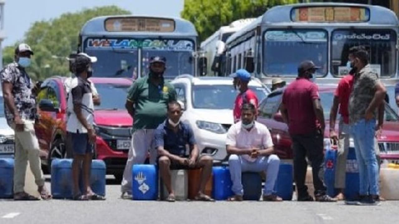 sri lanka crisis today: இலங்கை மக்கள் கண்ணீர்! மண்எண்ணெய் விலை வரலாறு காணாத வகையில் உயர்வு: sri lanka crisis today: இலங்கை மக்கள் கண்ணீர்! மண்எண்ணெய் விலை வரலாறு காணாத வகையில் உயர்வு: