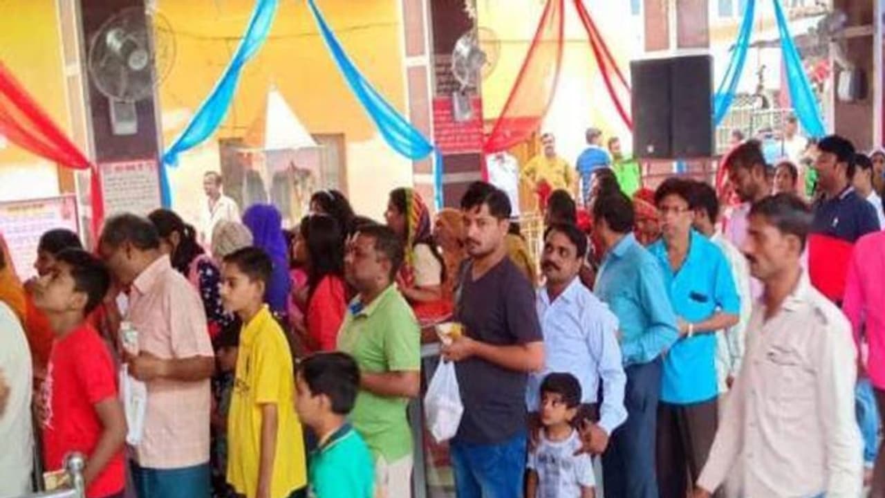 नवरात्रि के पहले दिन होती है मां शैलपुत्री की पूजा, सुबह से ही मंदिरों में लगी भक्तों की भीड़