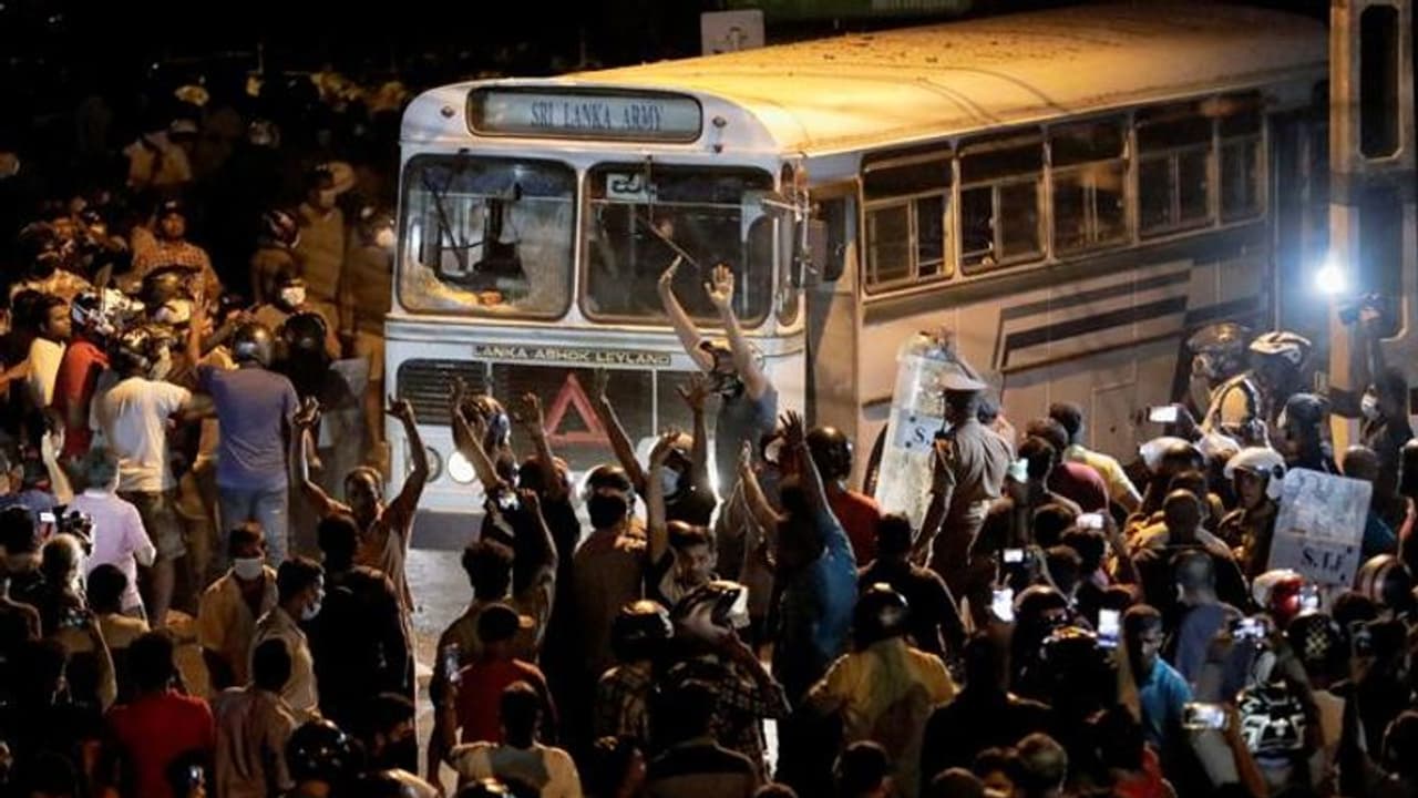 sri lanka crisis: பொருளாதார நெருக்கடி: 40ஆயிரம் லிட்டர் டீசலுடன் இந்தியக் கப்பல் இலங்கை சென்றது sri lanka crisis: பொருளாதார நெருக்கடி: 40ஆயிரம் லிட்டர் டீசலுடன் இந்தியக் கப்பல் இலங்கை சென்றது