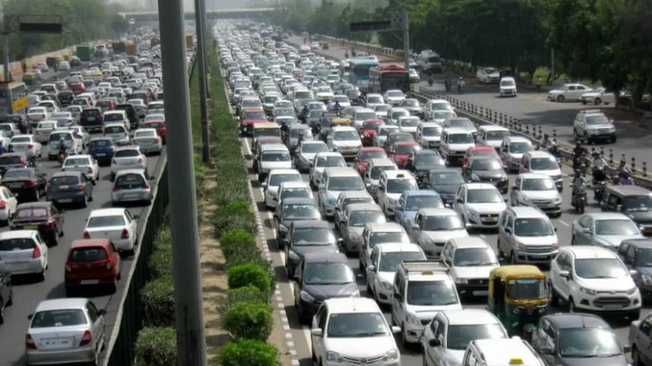 హైద్రాబాద్లో కుండపోత వర్షం: పలు చోట్ల ట్రాఫిక్ జాం, వాహనదారుల ఇబ్బందులు హైద్రాబాద్లో కుండపోత వర్షం: పలు చోట్ల ట్రాఫిక్ జాం, వాహనదారుల ఇబ్బందులు