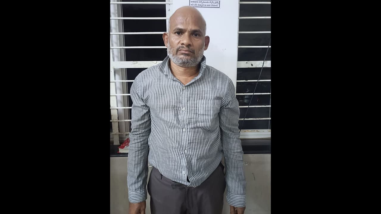 ఈ దొంగ రూటే సపరేటు.. రాత్రి కలగంటాడు.. తెల్లారి కన్నమేస్తాడు ఈ దొంగ రూటే సపరేటు.. రాత్రి కలగంటాడు.. తెల్లారి కన్నమేస్తాడు