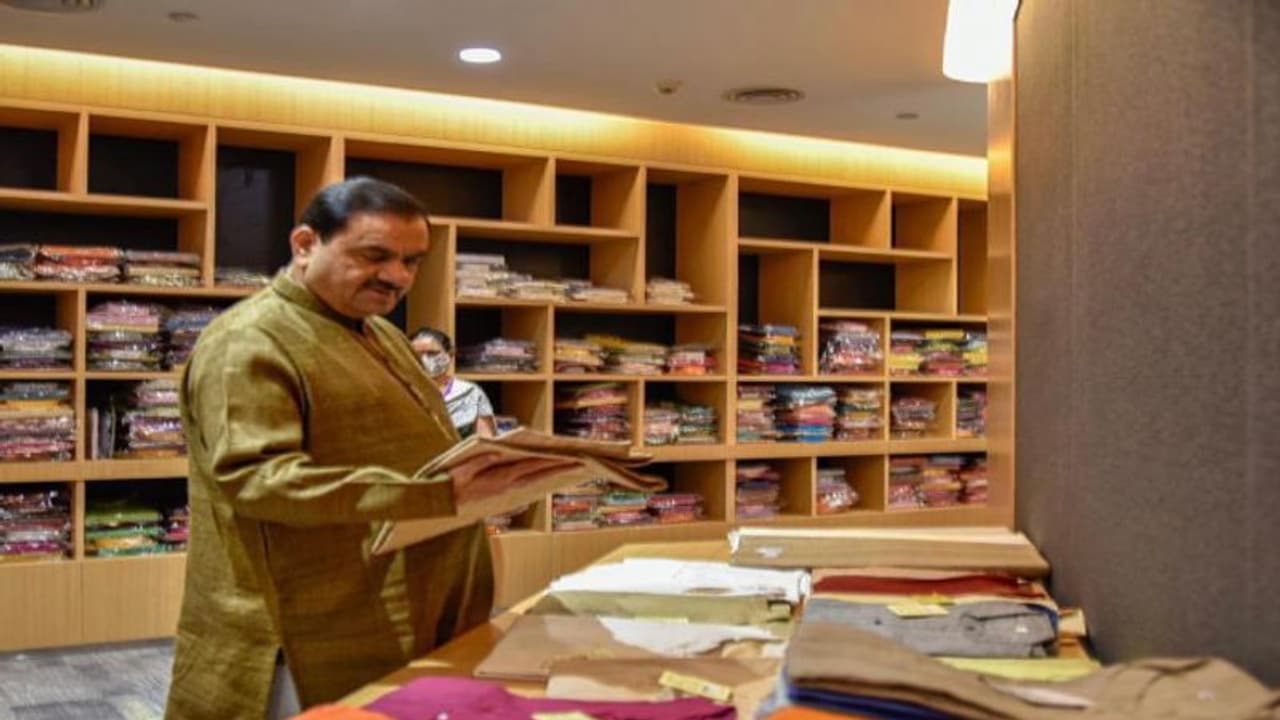 पहली बार 100 अरब डॉलर के एलीट क्लब में शामिल हुए गौतम अडानी, नेटवर्थ के मामले में मुकेश अंबानी को छोड़ा पीछे पहली बार 100 अरब डॉलर के एलीट क्लब में शामिल हुए गौतम अडानी, नेटवर्थ के मामले में मुकेश अंबानी को छोड़ा पीछे