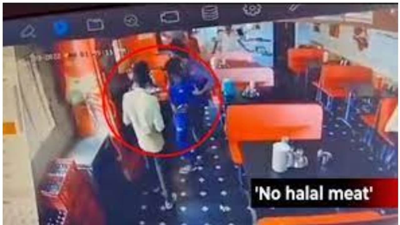 Halal : കർണാടകയിൽ വീണ്ടും ഹലാലിന്റെ പേരിൽ സംഘർഷം; ഹോട്ടലുടമയ്ക്കും ഭക്ഷണം കഴിക്കാനെത്തിയവർക്കും മർദ്ദനം Halal : കർണാടകയിൽ വീണ്ടും ഹലാലിന്റെ പേരിൽ സംഘർഷം; ഹോട്ടലുടമയ്ക്കും ഭക്ഷണം കഴിക്കാനെത്തിയവർക്കും മർദ്ദനം