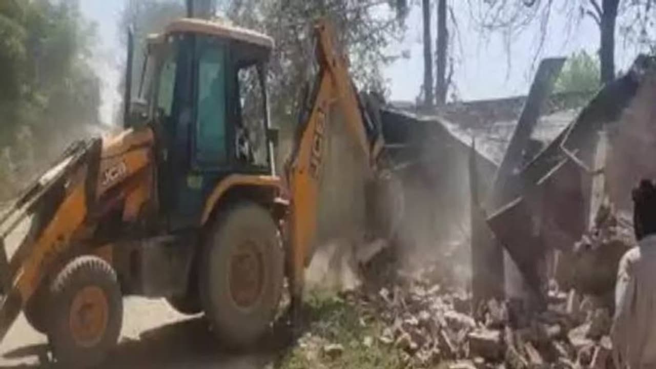 வீட்டு வாசலில் புல்டோசர்... 48 மணி நேரம் கெடு... குற்றவாளிகளை தட்டித் தூக்கிய போலீஸ்...! வீட்டு வாசலில் புல்டோசர்... 48 மணி நேரம் கெடு... குற்றவாளிகளை தட்டித் தூக்கிய போலீஸ்...!