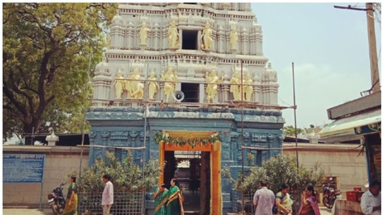 కడప వెంకటేశ్వర ఆలయంలో ముస్లిం భక్తుల తొలి పూజలు! కడప వెంకటేశ్వర ఆలయంలో ముస్లిం భక్తుల తొలి పూజలు!