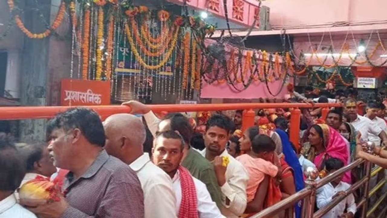 घंट घड़ियाल के बीच मां के जयकारे से गूंजा विंध्यवासिनी धाम, श्रद्धालुओं की उमड़ी भीड़