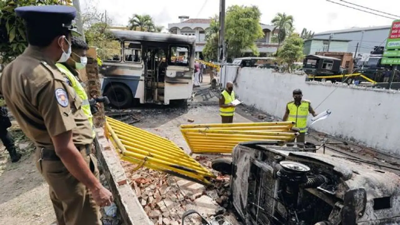அவசர நிலை எதிரொலி... இலங்கையில் உச்சக்கட்ட பாதுகாப்புடன் கடைகள் திறக்கப்பட்டன