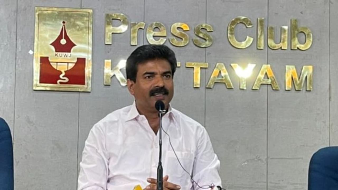  ഫ്ളക്സിൽ പടം വന്നാൽ കുളിര് കോരുന്ന ആളല്ല, പ്രശ്നങ്ങൾ പാർട്ടി വേദിയിൽ പറയും : നാട്ടകം സുരേഷ് 