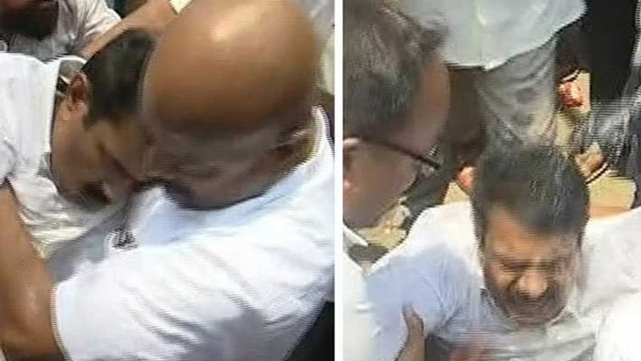 பேசும் போதே திடீரென மயங்கி விழுந்த சீமான்.. பதறிப்போன தம்பிகள்.. ஆம்புலன்சில் தூக்கிச்சென்றதால் பரபரப்பு பேசும் போதே திடீரென மயங்கி விழுந்த சீமான்.. பதறிப்போன தம்பிகள்.. ஆம்புலன்சில் தூக்கிச்சென்றதால் பரபரப்பு