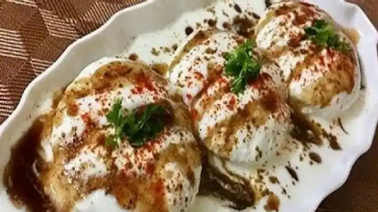 Navratri: व्रत में कुछ चटपटा खाने का है मन, तो आज ही ट्राई करें ये फलहारी दही भल्ले, दाल की जगह डालें ये चीज